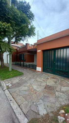 Imagen 1 de 12 de Casa En Venta De 3 Ambientes C/ Cochera En Quilmes