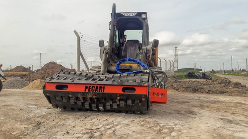 Imagen 2 de 5 de Implemento Vibrocompactador Pata De Cabra Para Minicargadora