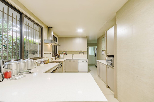 Casa En Venta De 5 Dorm. En Las Condes