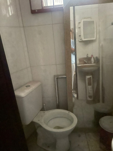 Casa Com 6 Quartos, Galpão E Banheiro.