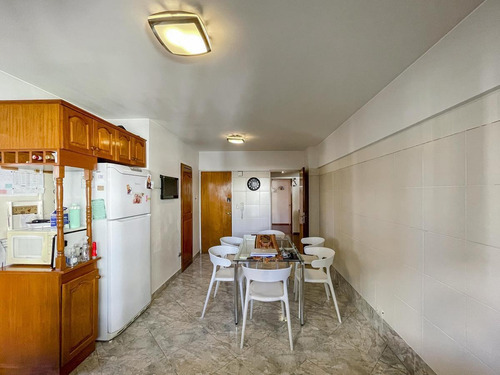 Imagen 7 de 20 de Piso Exclusivo 3 Dormitorios Al Frente - Zeballos 848