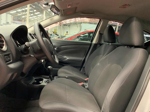 Imagen 9 de 13 de Nissan Versa 1.6 Advance Std 5 Vel Ac 2013
