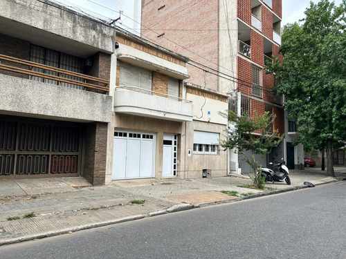 Venta Casa Con Cochera De 3 Dormitorios En Lourdes