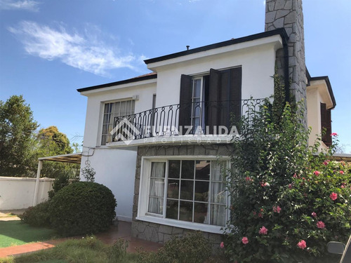 Casa En Venta De 3 Dorm. En Las Condes