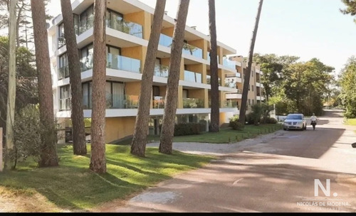 Oportunidad. Apartamento De 3 Dormitorios Con Parrillero, Playa Mansa - Punta Del Este 