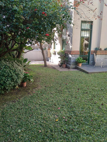 Imagen 11 de 15 de Residencia De Gran Categoría Con Fondo Y Parrillero A Pasos De La Rambla