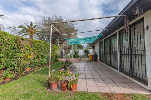 Casa En Venta De 5 Dorm. Con Piscina En Las Condes
