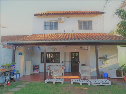Imagen 16 de 20 de Casa En Venta Amplia Con 4 Dorm, Con Jardín Y Garaje Techado