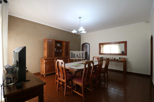 Casa Á Venda No Jardim América, 240m² 3 Dormitórios 2 Vagas - V7818