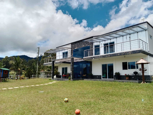 Venta Finca En La Ceja, Vereda La Milagrosa, Sector Payuco, Moderna