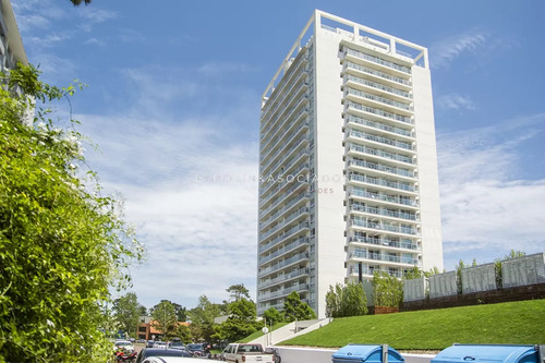 Hermoso Apartamento En Venta En Torre Bellagio, Punta Del Este.