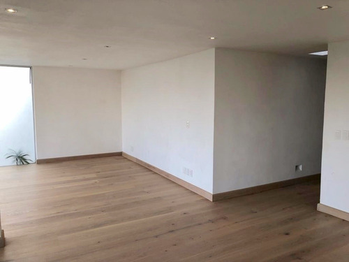 Imagen 9 de 19 de Moderna Casa Con Vigilancia Enfrente