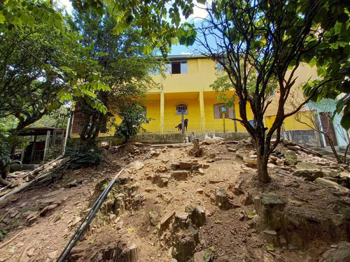1.640 M², Casa Com 04 Dormitórios, Churrasqueira E Garagem !