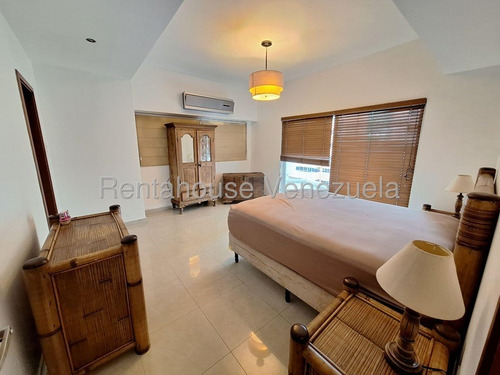 Moderno Y Espacioso Apartamento En Una De Las Mejores Urbanizaciones De Valencia. Todas Las Habitaciones Tienen Baño Privado, Además De Estudio, Estar Familiar, Salón-comedor Y Una Cocina Amplia.