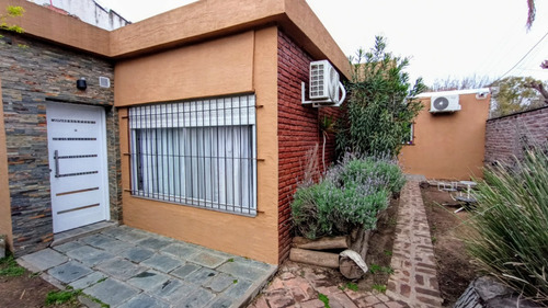 Casa De 3 Ambientes Reciclada A Nuevo En Ituzaingo - Excelente Ubicacion A 200 Metros De Acceso Oeste