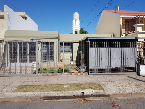 Barrio Poeta Lugones - A Seis Cuadras Del Dino - 3 D - Patio - Cochera