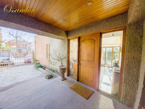 Imagen 3 de 30 de Excelente Casa Ubicada En Zona De Quinchamalí. Las Condes.