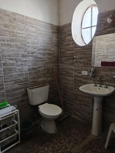 Casa De Época De 3 Ambientes, Desarrollada En Dos Pisos, Amplio Terreno, En El Centro En Alejandro Korn, Partido De San Vicente.
