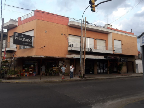 Salón De Fiestas - En 1º Piso - Muy Buen Estado Y Ubicación