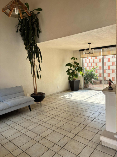 Casa De 4 Recámaras Y 2 Baños Completos - 194m2 Construcción