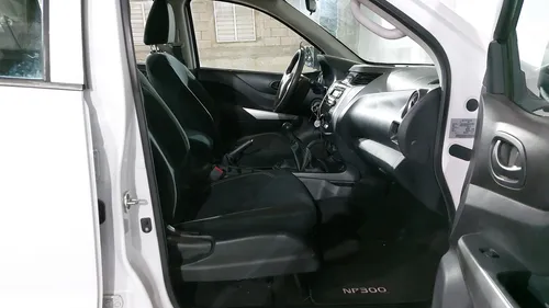 Nissan NP300 2.5 DOBLE CABINA SE AC PAQ SEG