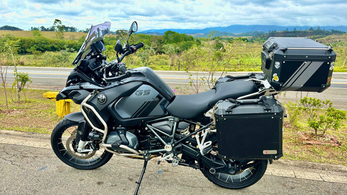 Triple Black Com Diversos Acessórios