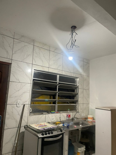 Casa Com 6 Quartos, Galpão E Banheiro.
