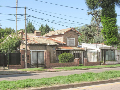 Imagen 2 de 16 de Casa En Barrio Fisherton, Sobre Av. Córdoba. (ideal Comercial)