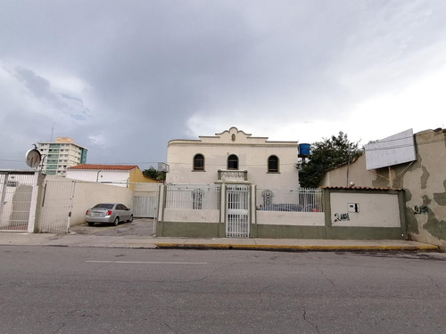 Kl Vende Amplia Casa Comercial En El Centro De Barquisimeto #23-23996