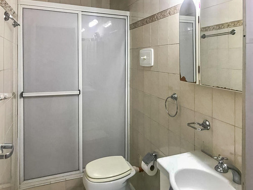Venta/permuta - Casa De Pasillo Único - 2 Dormitorios - Azcuénaga, Rosario