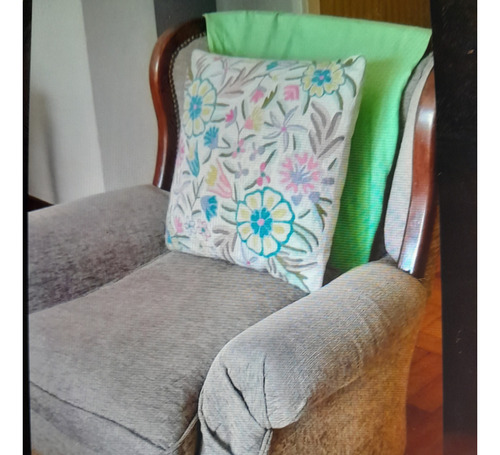 Sillón Individual Inglés Con Tachas Y Borde De Madera