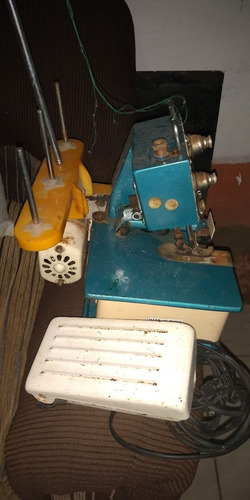 Imagem 2 de 2 de Vendo Essa Máquina Overlok 250 Reais Fucionando Perfeitamen