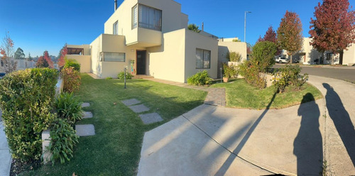 Casa En Condominio De Curauma, De 4 Dormitorios, Valparaiso