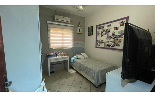 Imagen 10 de 14 de Vendo Casa En Lambaré: 5 Habitaciones Y 2 Baños.