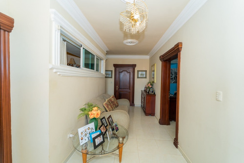 Imagen 1 de 26 de Confortable Mansión En San Isidro En Venta 2 Salas, Cocina, 6 Habitaciones Con Baños, 3 Cuartos De Servicio Con Baños, Terraza, Piscina, 2 Baños Por La Piscina, Marquesina 4 Carros, Paneles Solares.