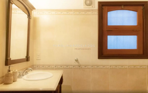 Casa En Venta De 4 Dormitorios En Playa Mansa, Punta Del Este.