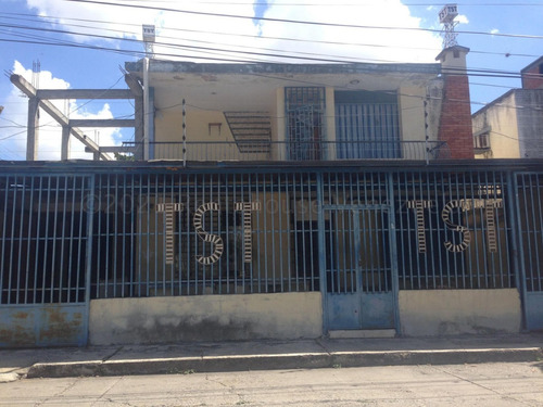 Raiza Suarez Vende Casa Al Centro De La Cuidad 2  4  1  8  7  6  9 Posee Consta De 500 Mts2, 11 Grandes Habitaciones, Las Acometidas De Electricidad