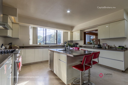 Residencia De Lujo En Venta En Colinas De San Javier, Con Alberca