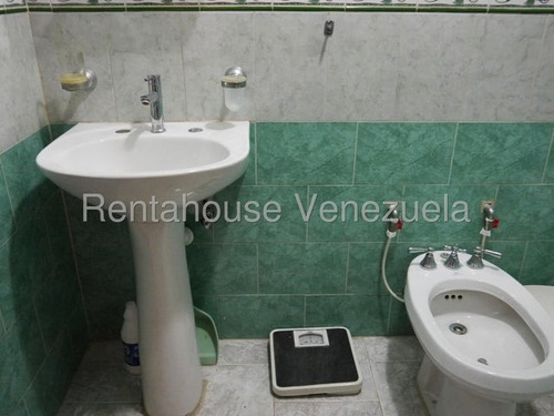 Dennymar, Vende Hermosa Casa En Exclusivo Conjunto Privado Del Este De Barquisimeto. Consta De 2 Niveles Un Anexo Totalmente Independiente Y Con Todos Los Servicios Básicos B5a14386