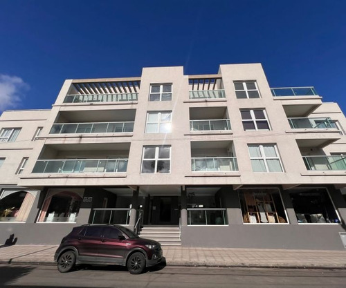 Departamento En Venta De Dos Dormitorios Con Patio Verde. En Inmejorable Ubicación En El Centro De Tandil!!