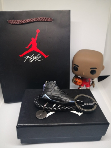 Llavero 3d Tenis Jordan Retro 7 Negro / Morado