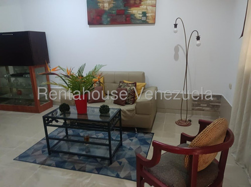 Julio Latouche 25-10392 Townhouse En Venta La Entrada Naguanagua, Cómodo Y Acogedor, Clima De Montaña, En Plena Avenida.