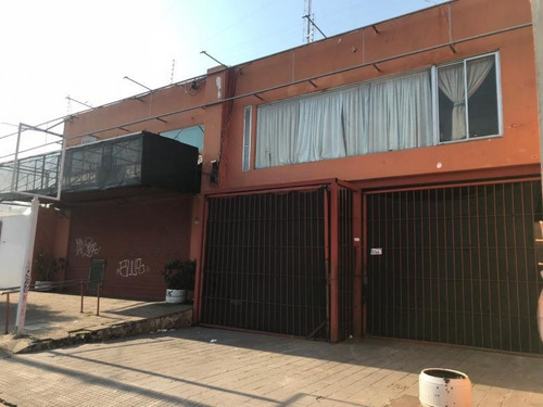 Gran Galpón - Local Industrial + Depósito. Sobre Calle Santa Lucía.