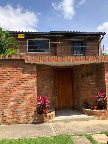 En Venta Bella Casa 563m²t Y 440m² C-5h+4b+1hs+1bs+piscina- T. Club Hipico
