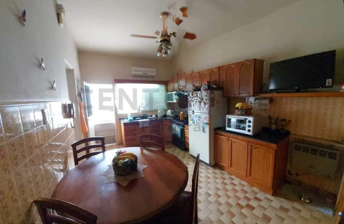 Uruguay 2729 Entre Juan B. Justo Y Gral Acha - Casa En Venta - Quilmes