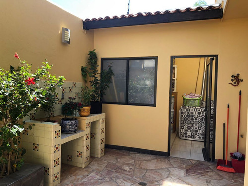 En Venta Casa En Centro Sur, Claustros, Gran Ubicación, Alberca, 3 Recamaras..
