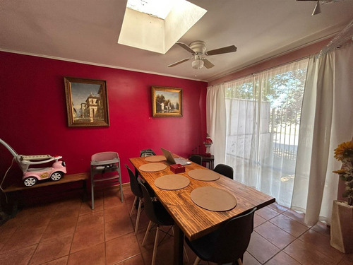 Casa En Venta De 7 Dorm. 3 Baños En Peñalolén