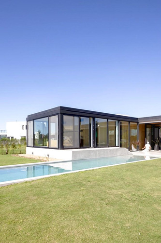 Casa En Alquiler En El Cantón, De Diseño Y Amoblada