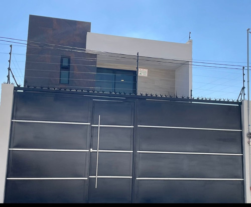 Casa Moderna Nueva En Venta, De Tres Niveles, En Hacienda Barbabosa, A 5 Min De C.u. Y De La Estación Del Tren, A 15 Min Del Centro De Toluca Y De Metepec