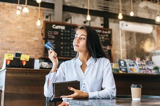 ¿Debemos cobrar la comisión al cliente?
